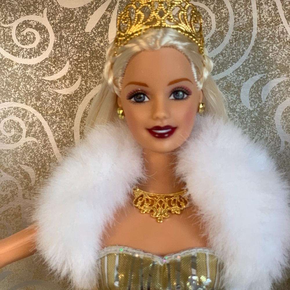 Collectable(88) Vintage Barbie Celebration Doll in Gold and White 2000 - Picture 8 of 11